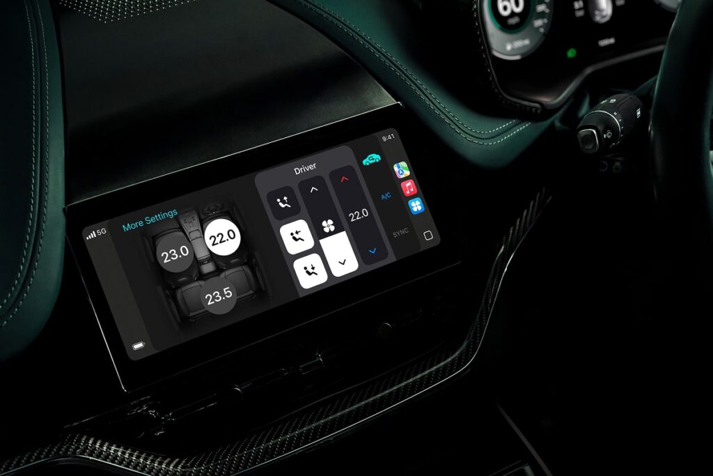 Les utilisateurs peuvent choisir parmi une série de thèmes pour leur tableau de bord et même personnaliser les fonds d'écran - © Aston Martin