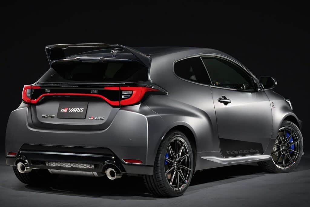 La voiture arbore une couleur gris furtif exclusive et des touches spécifiques comme le logo "Ogier Edition" sur le hayon et le drapeau français intégré à la calandre et aux jantes - © Toyota