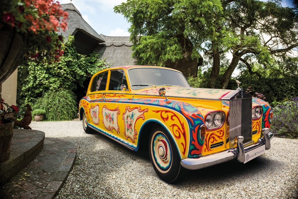 John Lennon, par exemple, a fait appel à Rolls-Royce pour personnaliser sa Phantom en la peignant dans des couleurs vives et orné de motifs floraux - © Rolls-Royce
