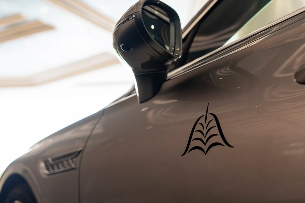 Le logo du Galaxy Macau peint à la main sur les portes avant - © Bentley