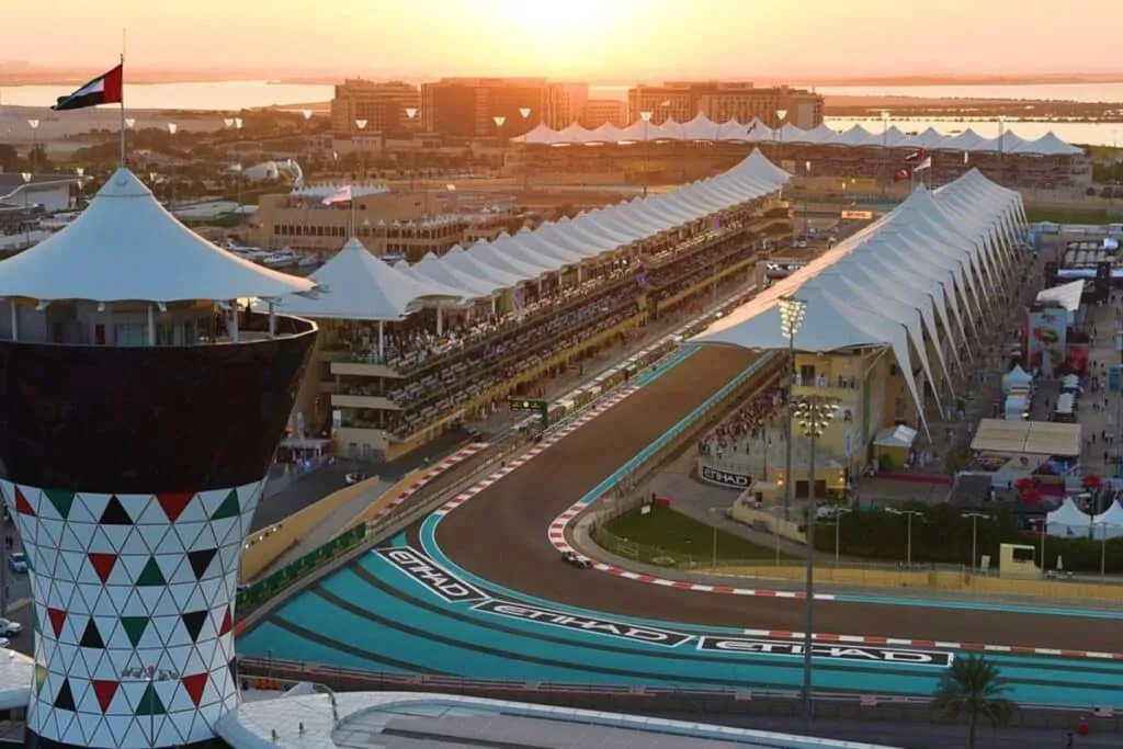 Tilke est une figure emblématique dans le monde de la F1, ayant créé plusieurs circuits modernes à travers le monde, comme le Yas Marina Circuit à Abu Dhabi - © Travel Abu Dhabi
