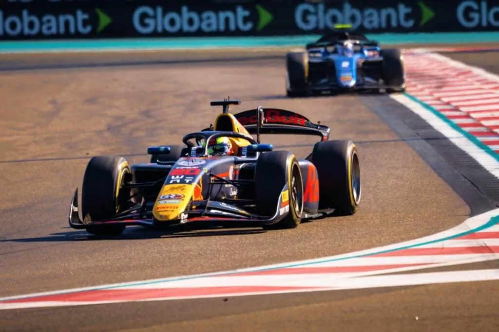 Hadjar s’est toujours distingué par son freinage agressif, un atout en F2 mais un gros point à travailler en F1 - © Dutch Photo Agency Red Bull Content pool