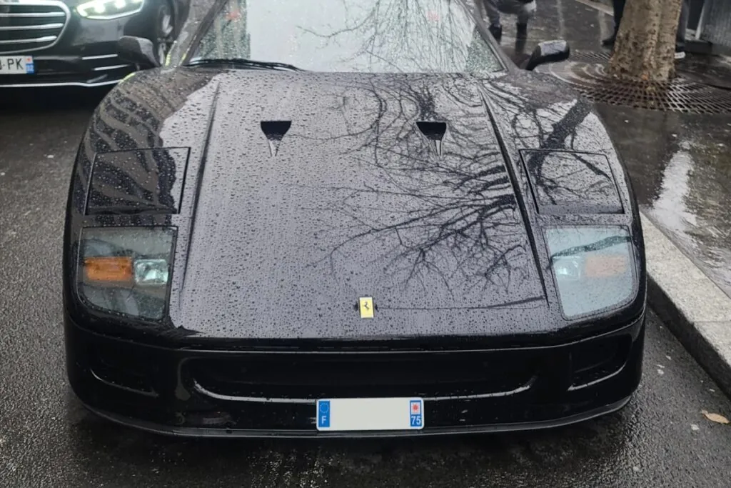 Sous la pluie parisienne, cette F40 a pris une allure sombre et mystérieuse, presque digne de Gotham City.