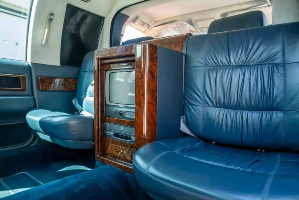 Sièges arrière de la limousine présidentielle Fleetwood Brougham - © Mecun Auctions