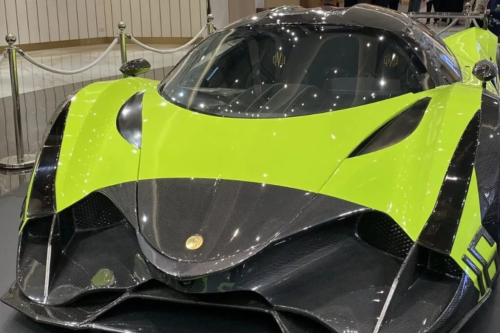 Au cœur de cette hypercar, un moteur surpuissant conçu par Steve Morris Engines, un spécialiste américain reconnu.