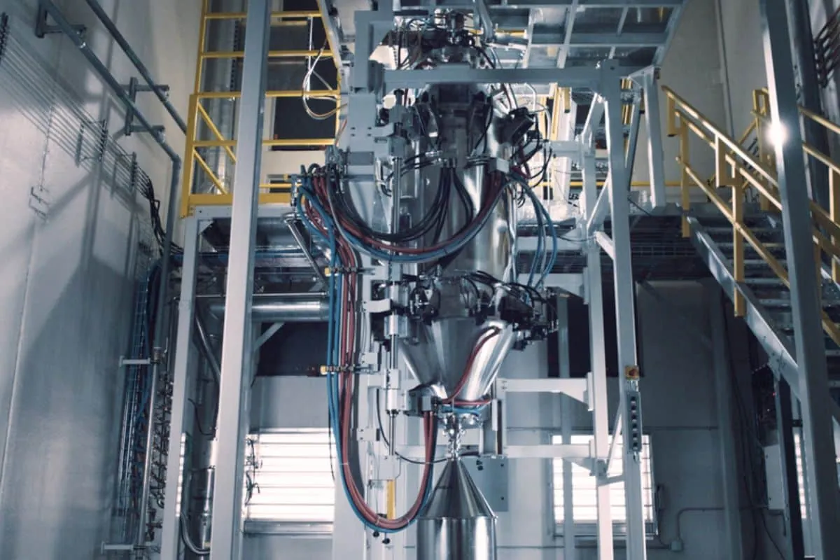 Les minéraux traités par cette technologie incluent le titane, le nickel et des alliages réfractaires, optimisés pour la fabrication additive dans diverses industries telles que la défense, l'automobile, la médecine et le pétrole.