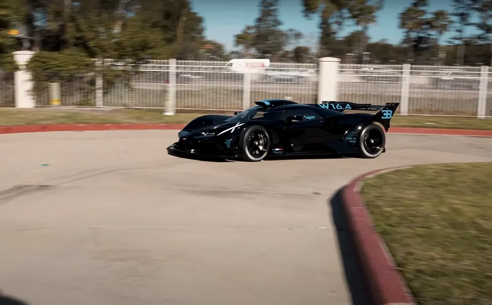 Manny Khoshbin teste sa Bugatti Bolide dans son jardin.