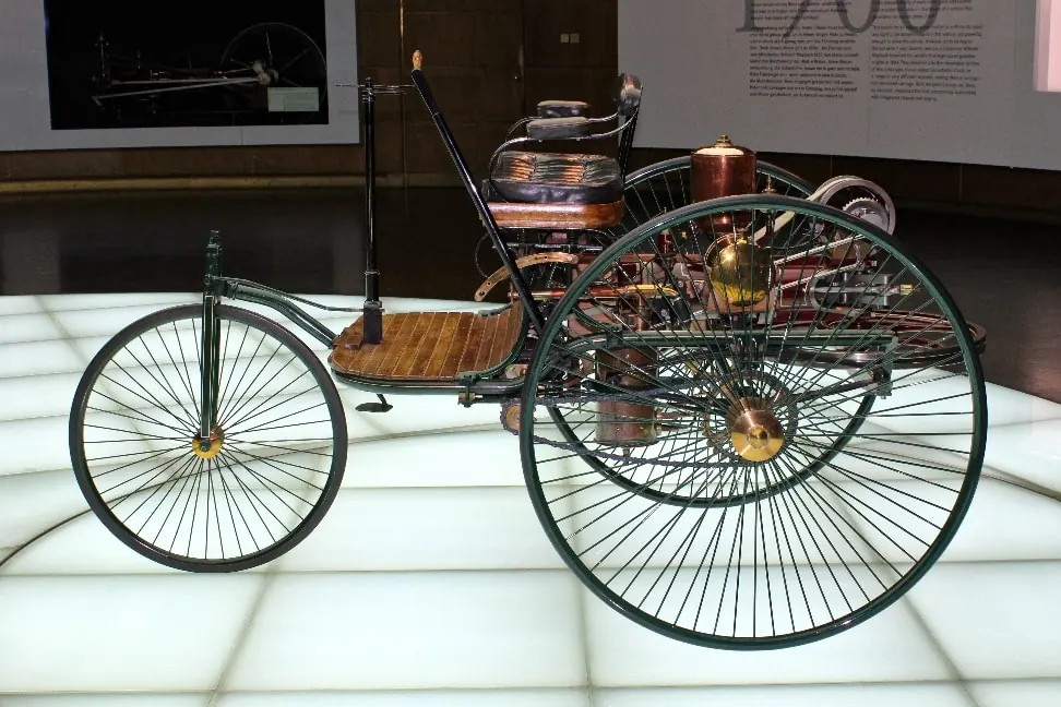 Bon OK, ça ressemble plus à un tricycle mais la Benz Patent-Motorwagen est le premier véhicule à bénéficier d'un moteur à combustion interne de l'histoire.