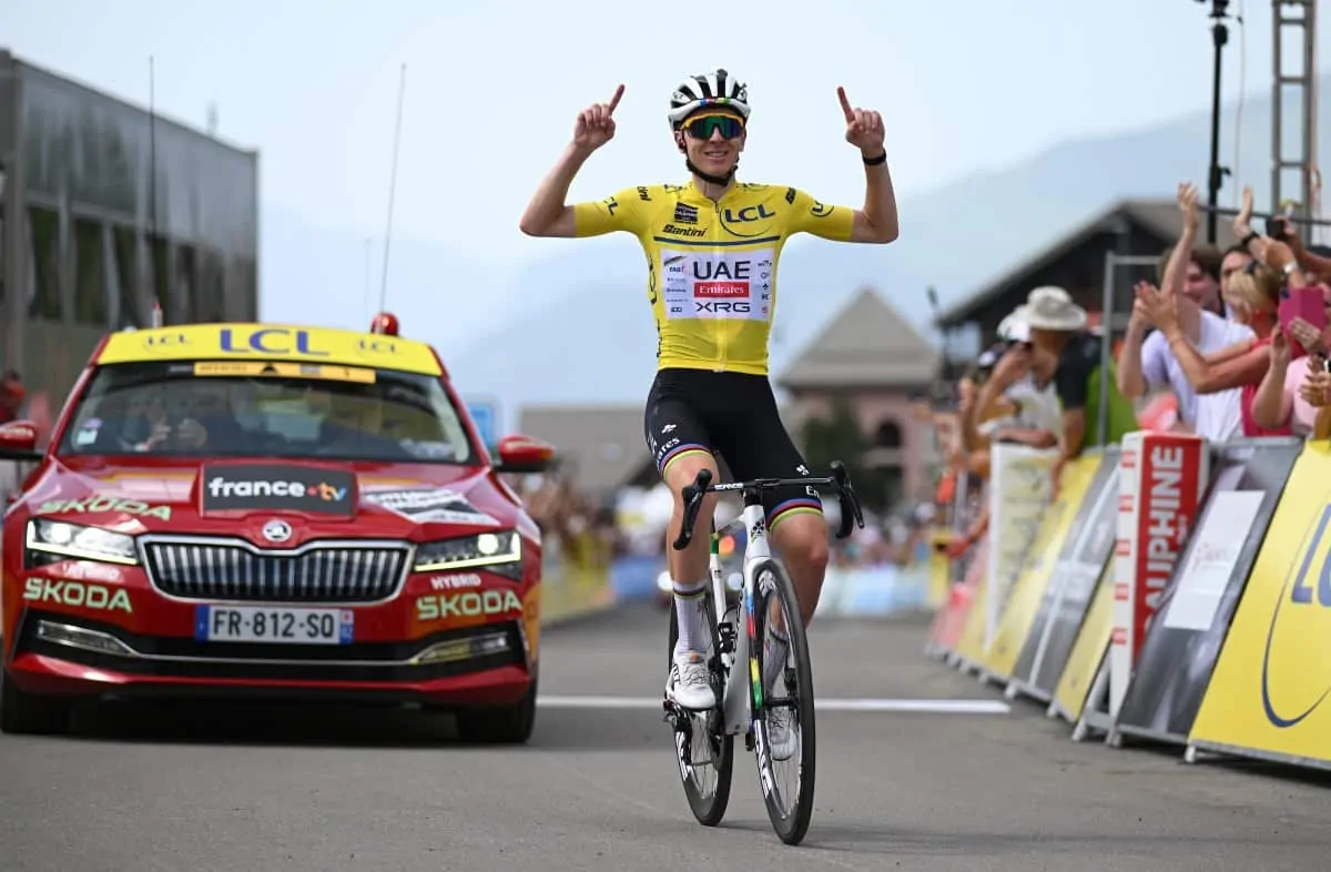 Tadej Pogačar remporte une étape du Critérium du Dauphiné, soulevant des questions sur son avenir