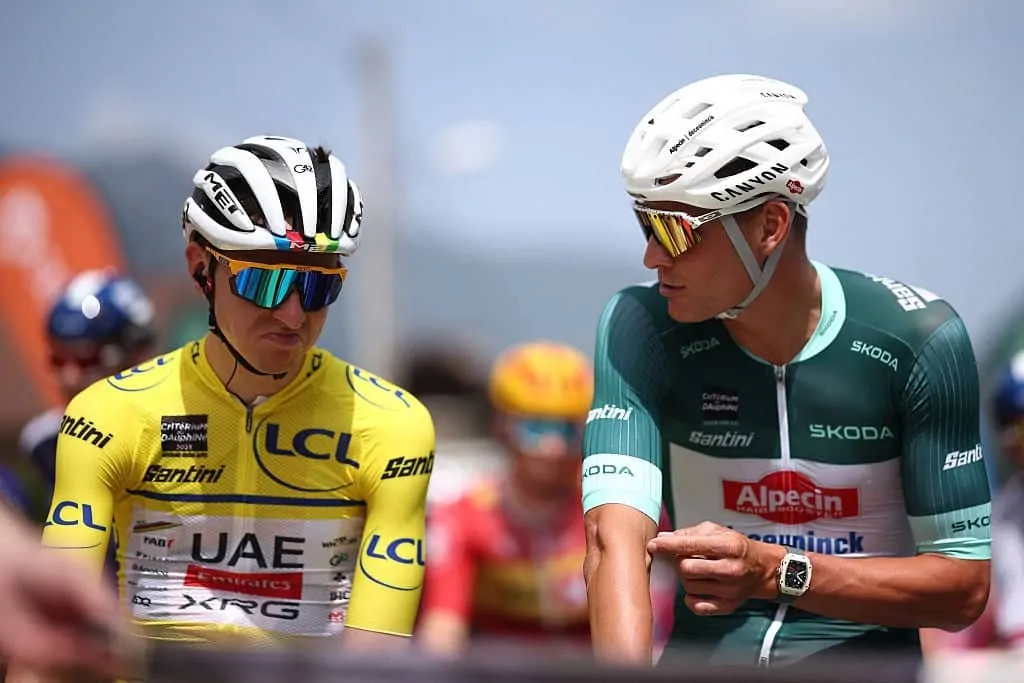 Cycliste professionnel en action lors du Tour de France, course semée d'embûches