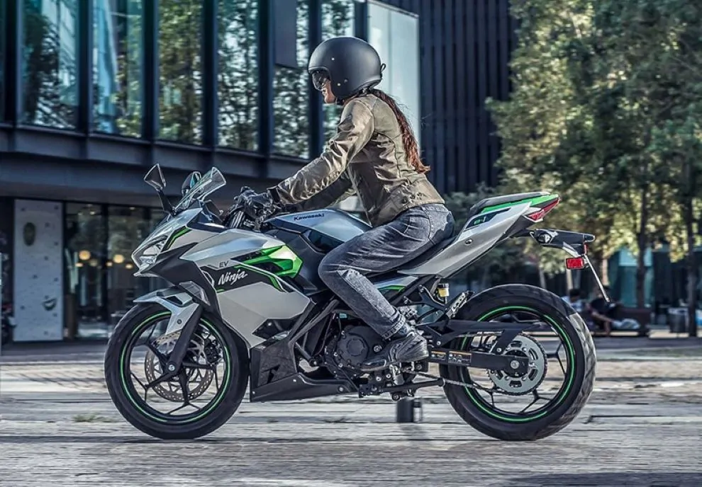 Kawasaki ninja e-1 et z e-1 allient style et performance pour transformer