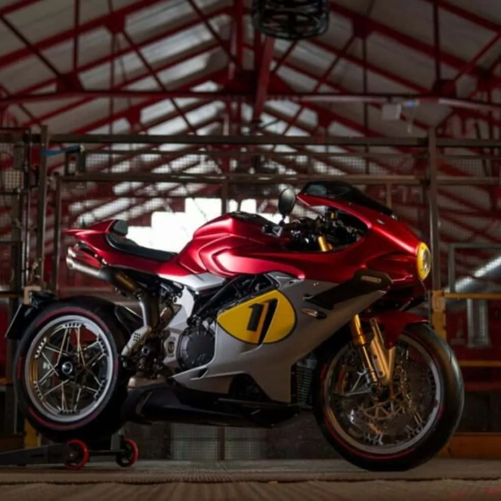 Mv agusta superveloce 1000 ago incarne lélégance ultime sur deux roues une