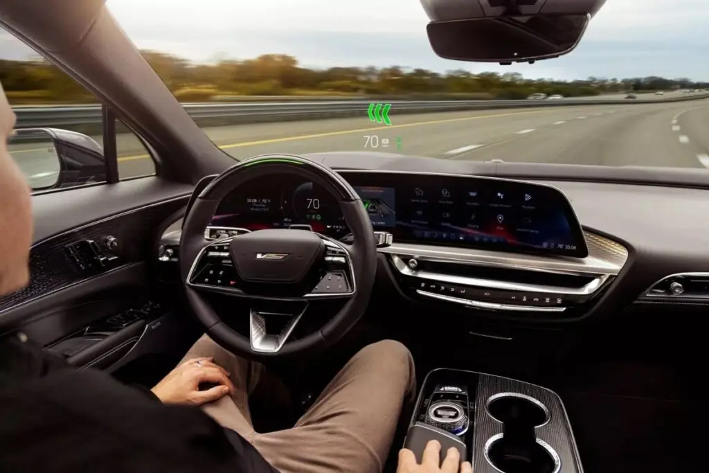 Le volant arbore fièrement le logo V-Series, tandis que l’écran de 33 pouces trône sur le tableau de bord - © Cadillac