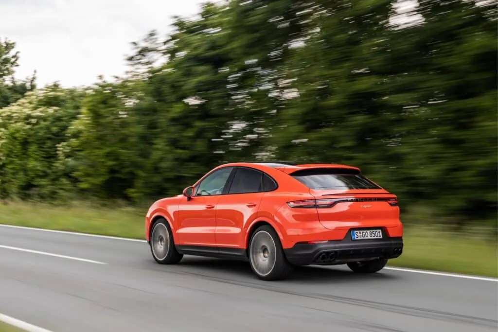 McLaren pourrait se positionner comme un leader innovant du luxe automobile, un peu à l’image de ce qu’a fait Porsche avec son Cayenne - © Porsche
