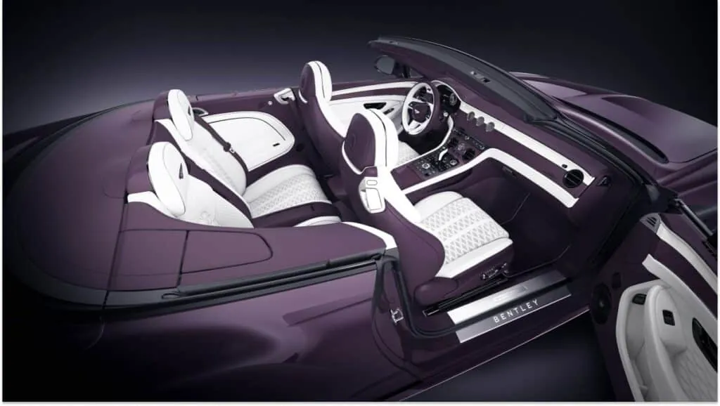 L’intérieur : un mélange de cuir blanc et bordeaux-violet et des inserts en piano blanc laqué - © Bentley