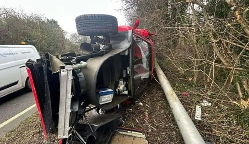 La F40 a percuté un lampadaire et s’est retrouvée sur le flanc