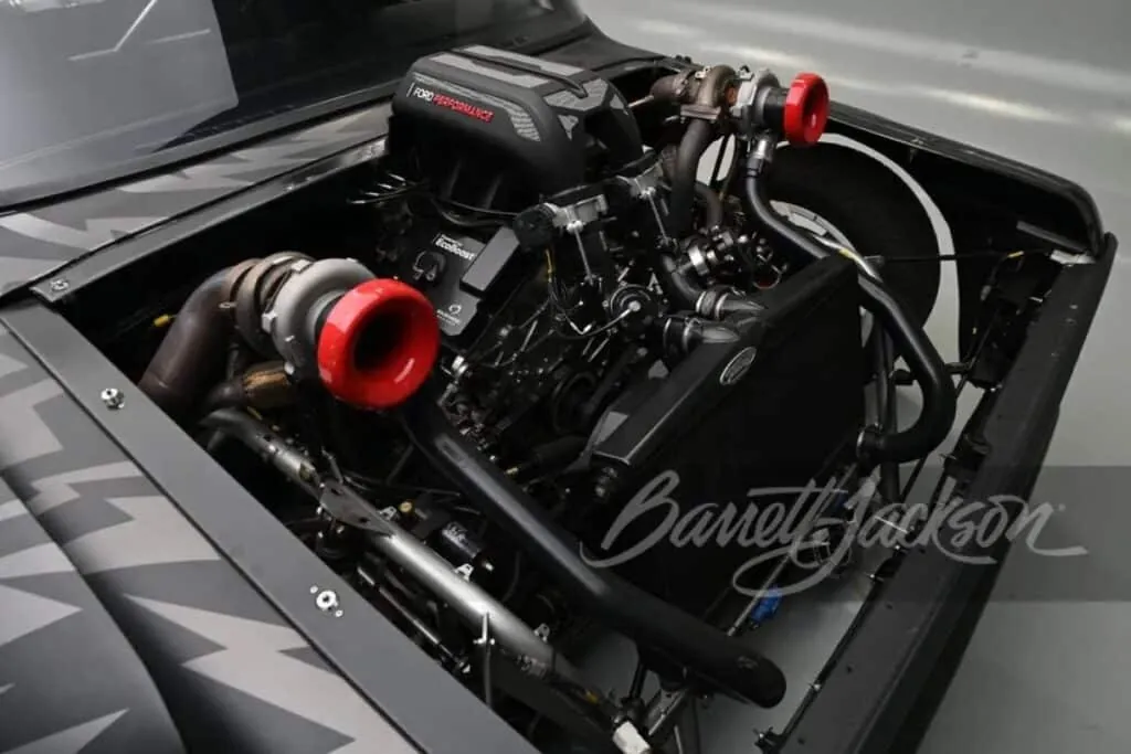 Son V6 EcoBoost 3,5 litres biturbo développe une puissance impressionnante de 914 chevaux - © Barrett Jackson