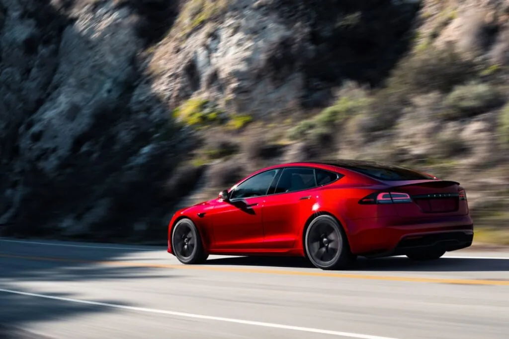 Tesla n’a pas encore fourni d’explications pour justifier ces augmentations soudaines - © Tesla