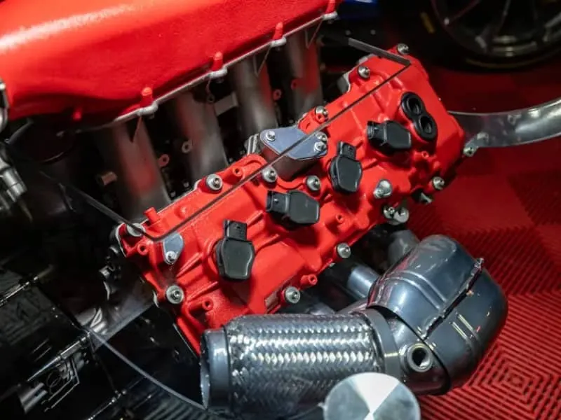 De nombreux détails mécaniques restent visibles sous un plateau en verre trempé de 1,3 cm d’épaisseur - © RM Sotheby's