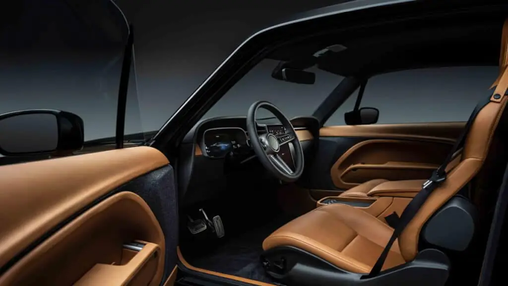 Tableau de bord numérique, écran tactile vertical et sièges en cuir haut de gamme - © Charge Cars