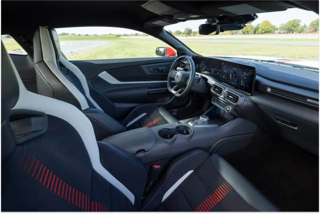 L’intérieur de la Spirit of America mise sur une finition haut de gamme - © Ford