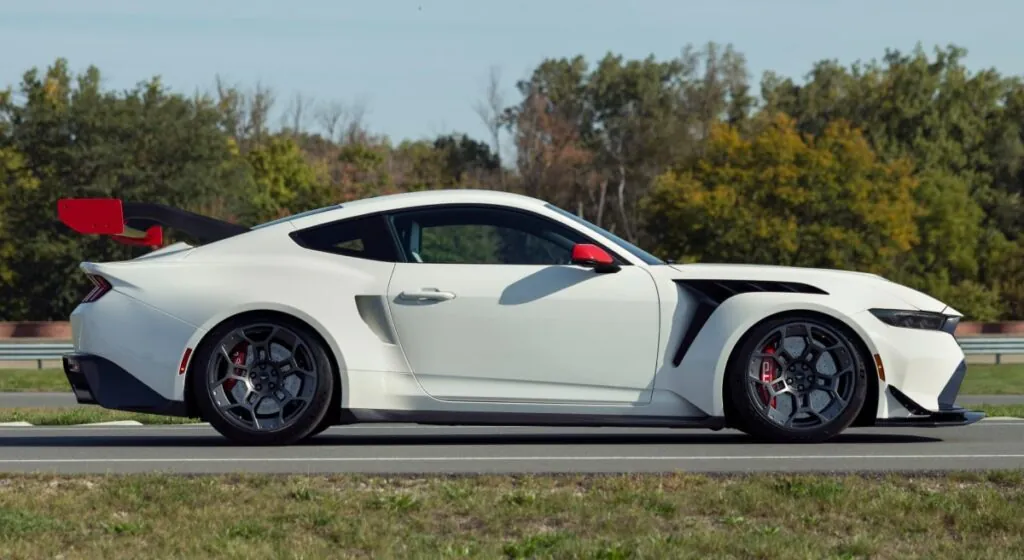 Arborant une carrosserie Performance White agrémentée de détails rouges - © Ford