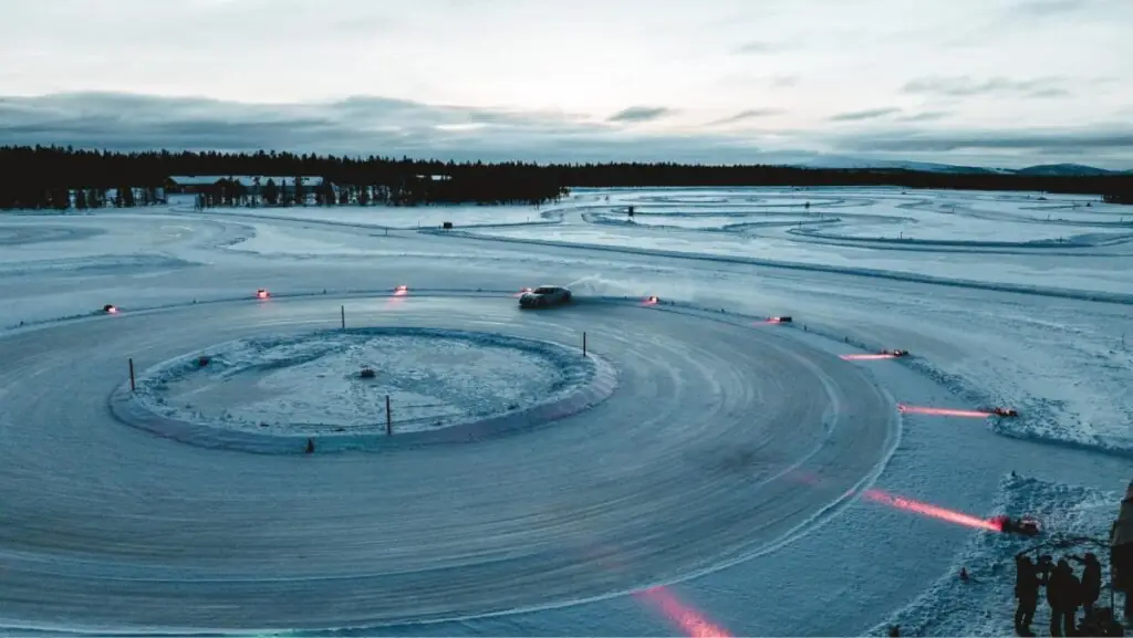 Le tracé ? Une piste circulaire de 59 mètres de diamètre, spécialement préparée pour permettre une glisse continue - © Porsche