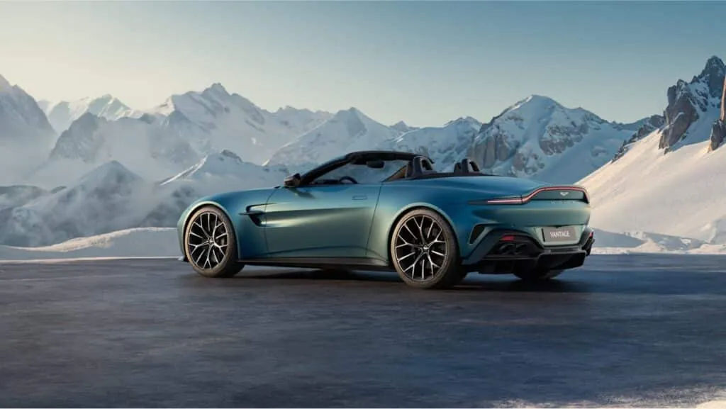 De nouvelles teintes viennent enrichir la palette comme ce Iridescent Sapphire sur le modèle de présentation - © Aston Martin
