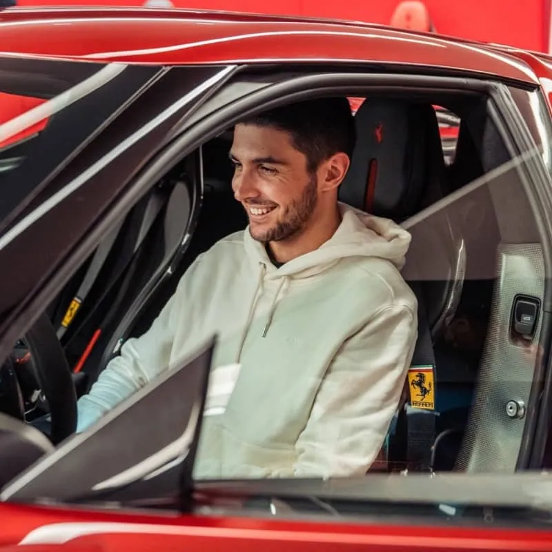 Esteban Ocon découvre sa nouvelle Ferrari 296 GTB - Charles Pozzi Paris