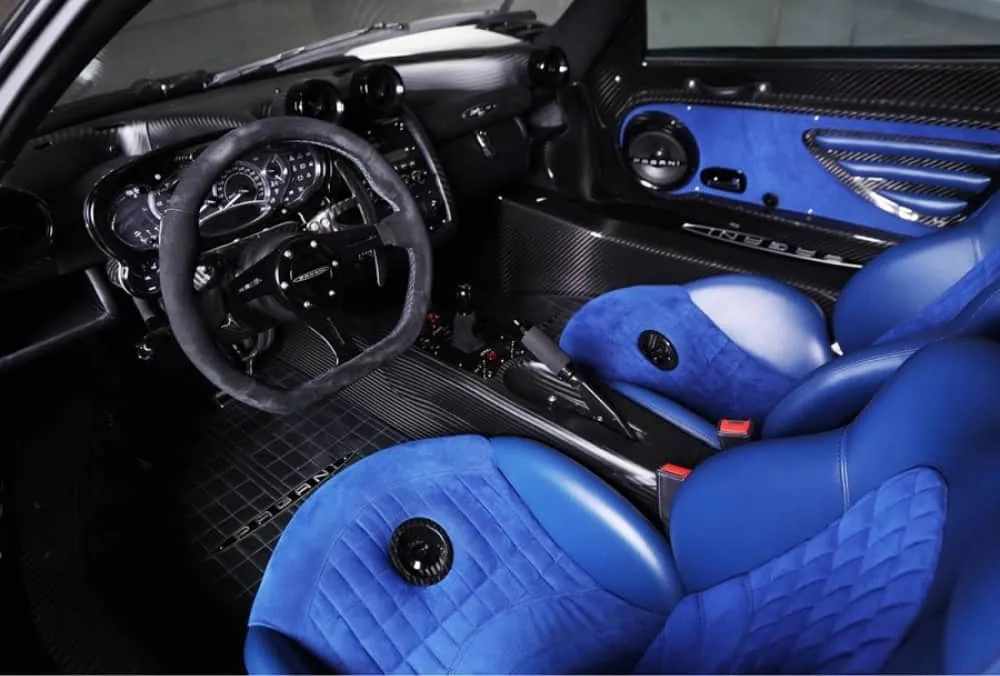 Les sièges sont recouverts d’un mélange d’Alcantara bleu et de cuir.