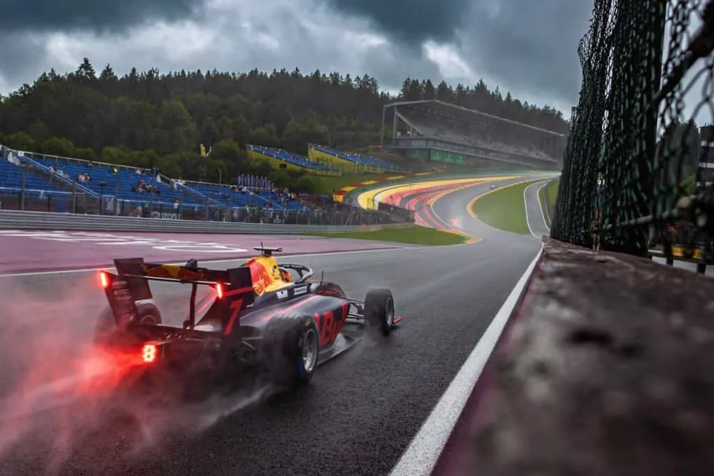 Les virages iconiques du circuit de Spa Francorchamps : l’Eau Rouge et le Raidillon - © Red Bull Content pool