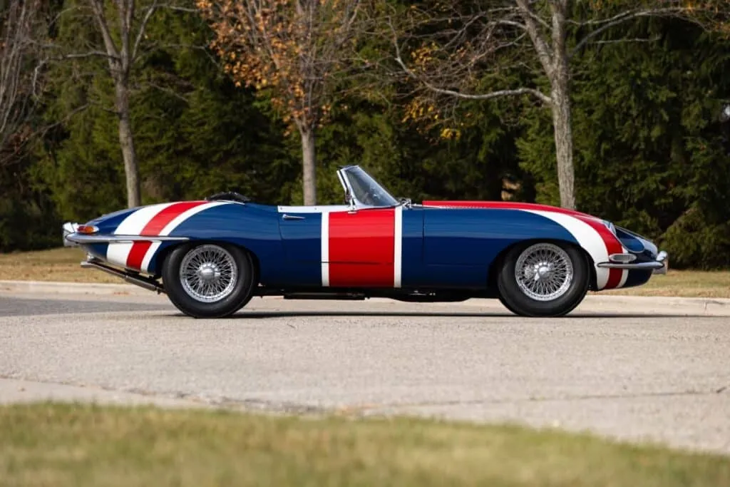 Avec sa peinture Union Jack emblématique, cette voiture est devenue un symbole de l’excentricité britannique - © Mecum Auctions