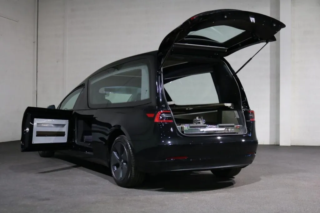 L’intérêt d’une plateforme électrique est évident : zéro émission, fonctionnement fluide et silencieux - © Derks Funeral Mobility