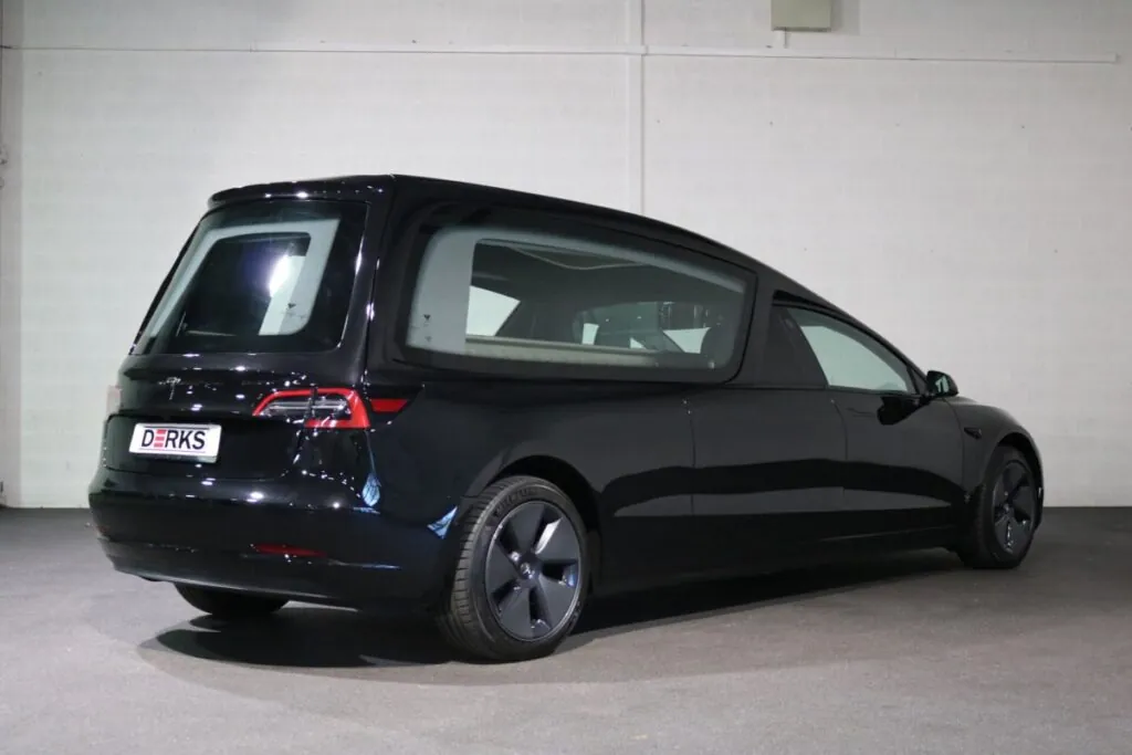 Cette Tesla Model 3 corbillard illustre bien l’évolution du marché, où les véhicules électriques remplacent progressivement les modèles thermiques - © Derks Funeral Mobility