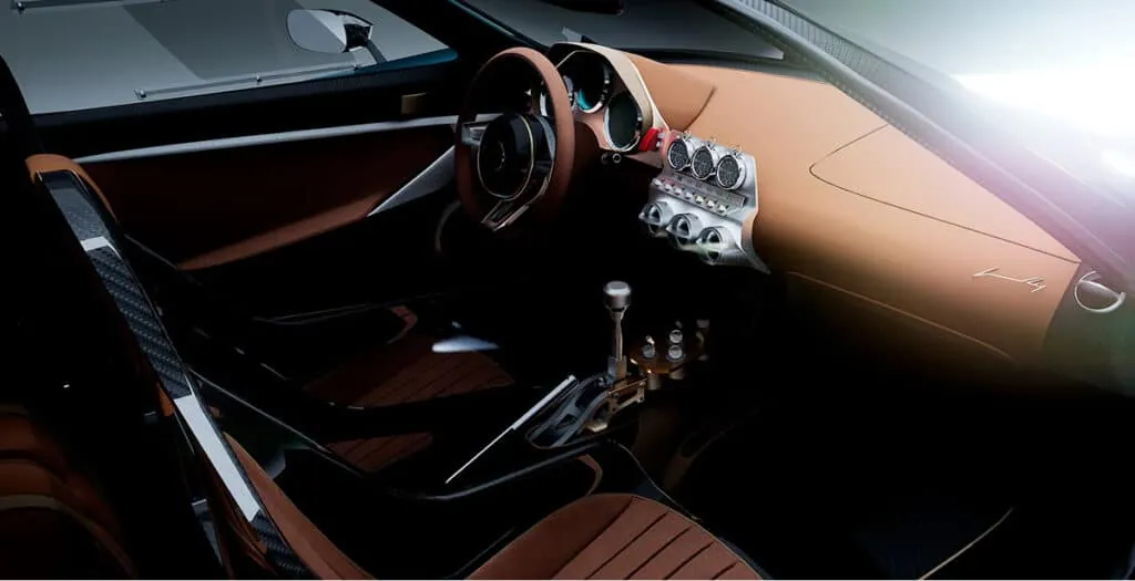 Le moteur, un V8 atmosphérique 3.6L développant environ 473 chevaux, est associé à une boîte manuelle à six rapports.