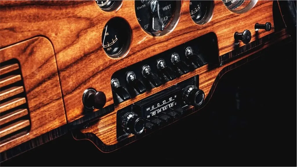 Sur le tableau de bord ? Des interrupteurs pour activer de fausses mitrailleuses et un dispositif pour répandre de l'huile sur la route.