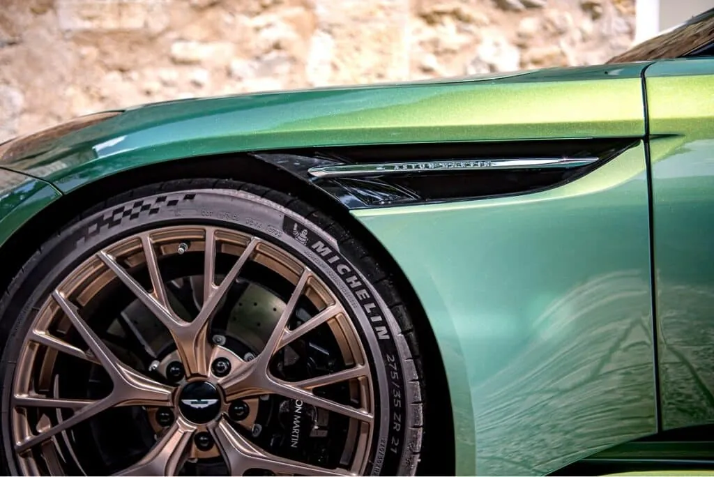 L'Aston Martin DB12 est peut-être la plus belle GT Sportive de 2024.