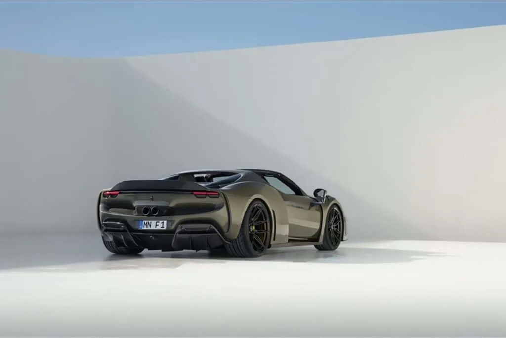 À l’arrière, un énorme diffuseur et un nouvel aileron améliorent l’appui - © Novitec