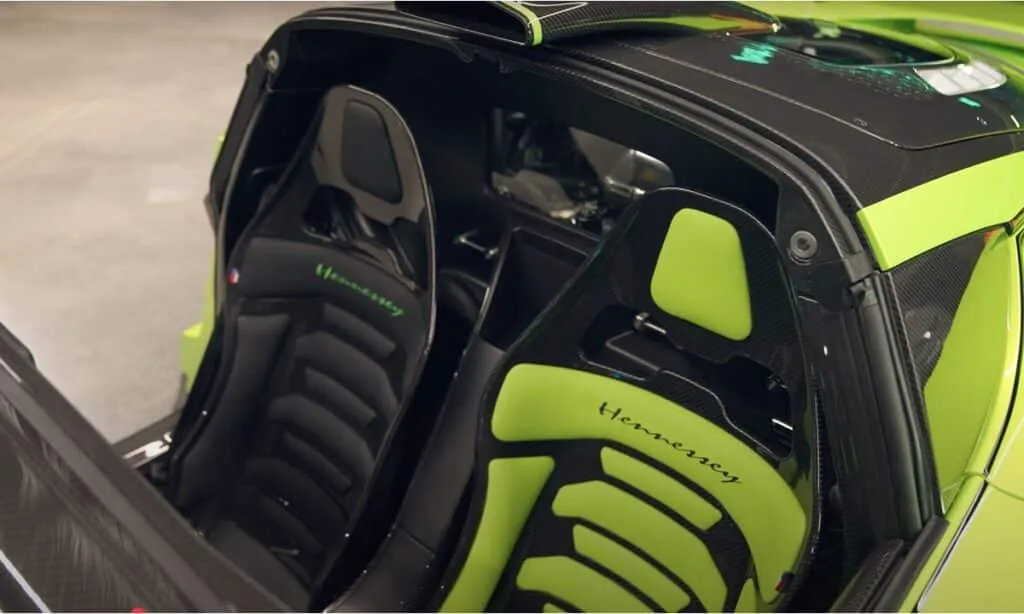 Les sièges dépareillés, l'un vert, l'autre noir, apportant une touche unique à cet exemplaire - © The Hamilton Collection