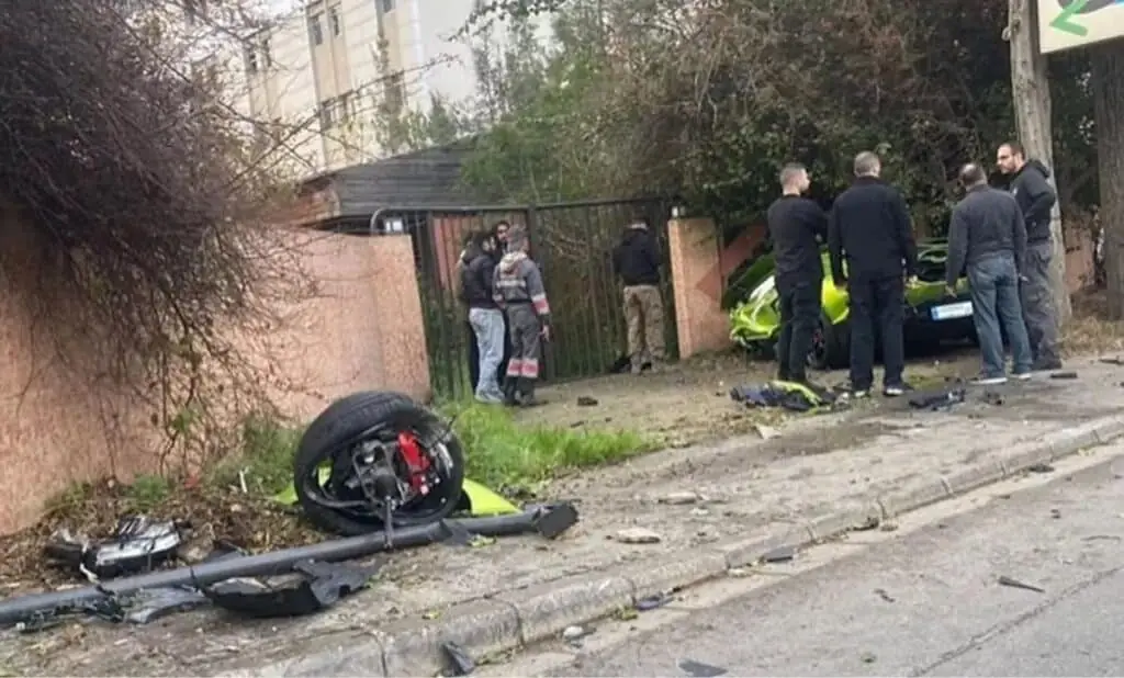 L’impact a été si violent qu’une roue avant et une partie de la suspension ont été projetées à plus de sept mètres.
