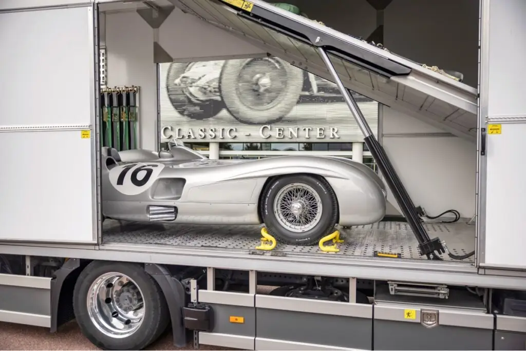La vente de cette Mercedes W 196 R Stromlinienwagen s'est déroulée au Mercedes Museum de Stuttgart.