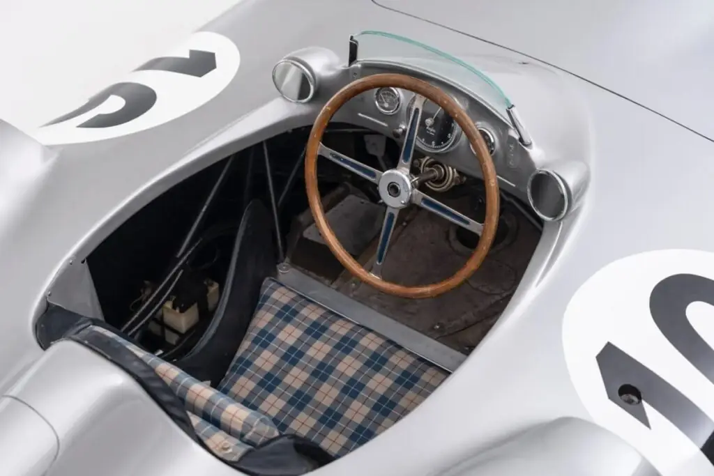 C’est un modèle iconique qui a vu passer des légendes comme Fangio et Stirling Moss.