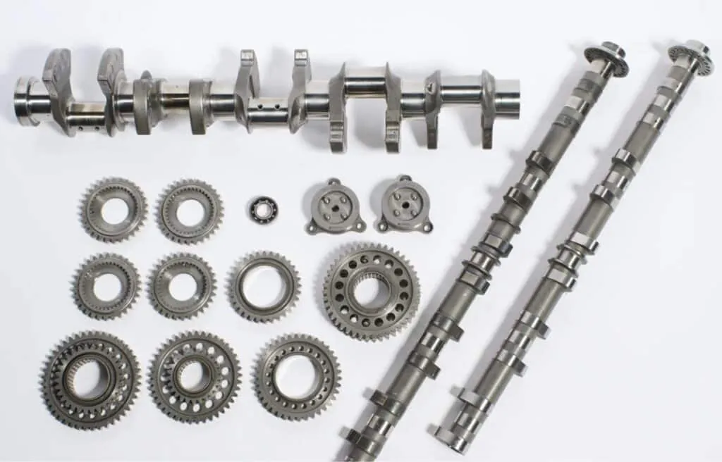 Il est accompagné de plusieurs pièces comme un collecteur d’échappement, un vilebrequin et des arbres à cames.