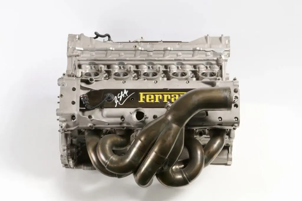 Moteur de Formule 1 Ferrari F300 signé par Michael Schumacher - © RM Sotheby’s