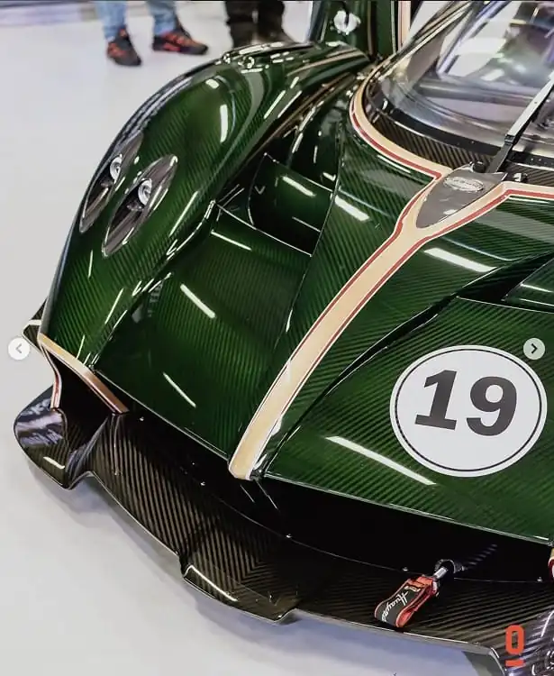 Ce modèle en particulier arbore un superbe vernis vert directement intégré dans la fibre de carbone - © Paíto Motors