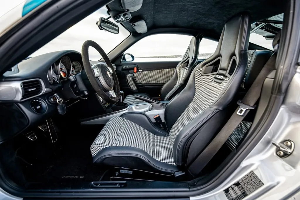 L’intérieur a aussi été repensé pour l’aventure : sièges baquets Recaro, arceau de sécurité, et suppression des équipements superflus.