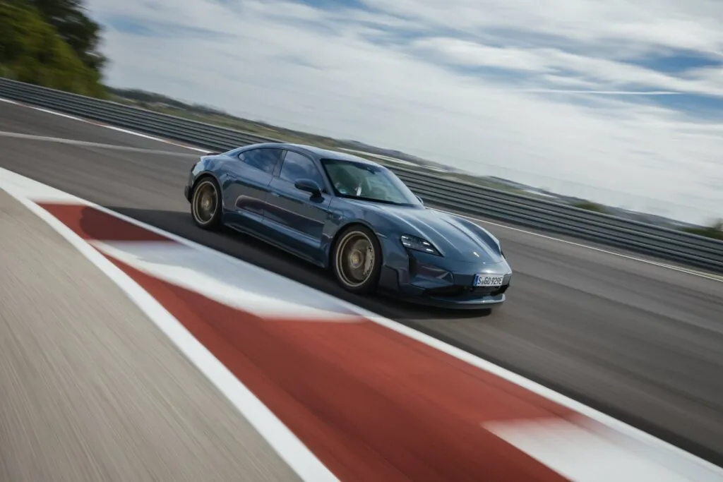 Porsche a même battu le record de la voiture électrique la plus rapide sur ce circuit - © Porsche