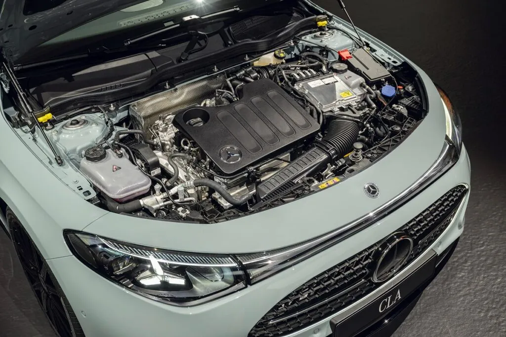 Pour ceux qui hésitent encore à franchir le pas, Mercedes proposera aussi une version hybride - © Mercedes-Benz