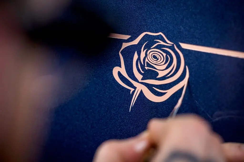 Ces éléments sont réalisés à la main, à l’aide de pinceaux fabriqués avec des matériaux naturels - © Rolls-Royce