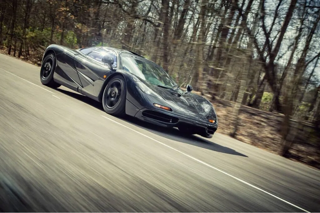 Grâce à son châssis monocoque ultra-léger et son V12 BMW de 618 ch, elle a atteint 386 km/h - © McLaren